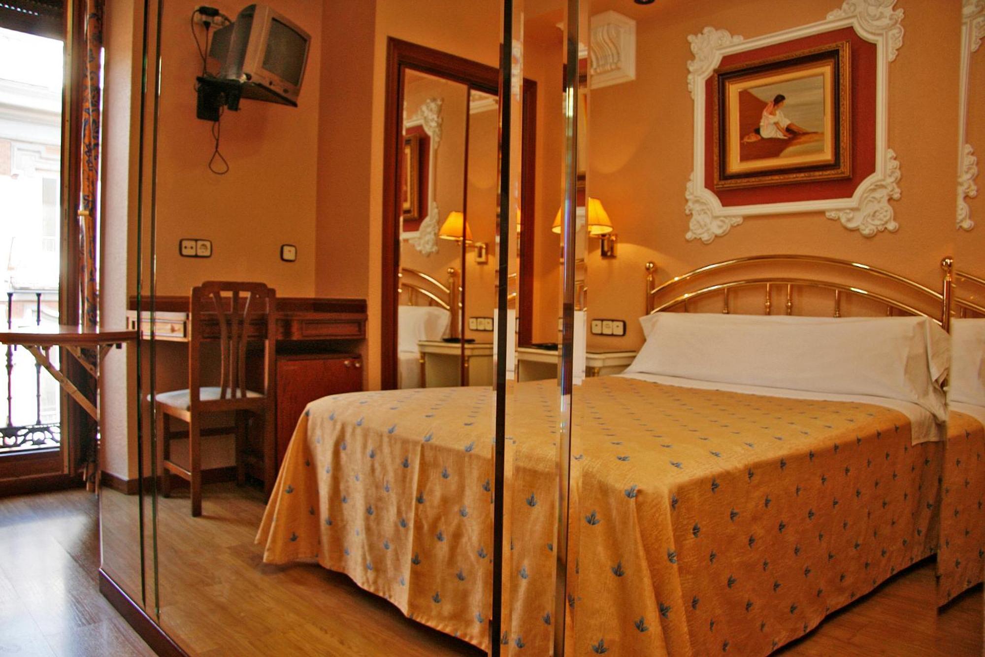 Hostal Victoria III Madrid Bagian luar foto