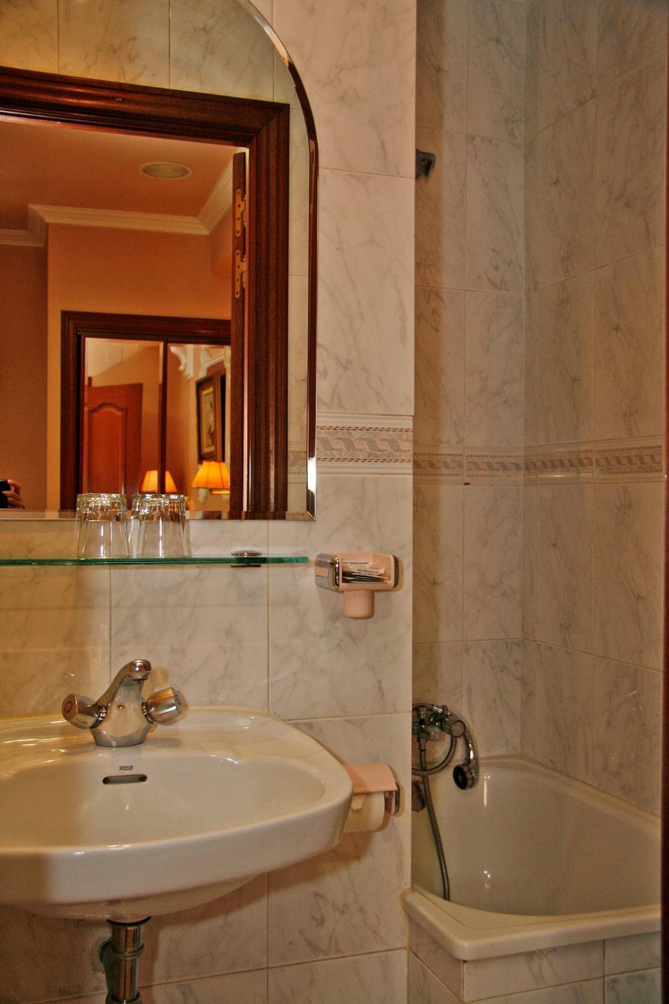 Hostal Victoria III Madrid Bagian luar foto