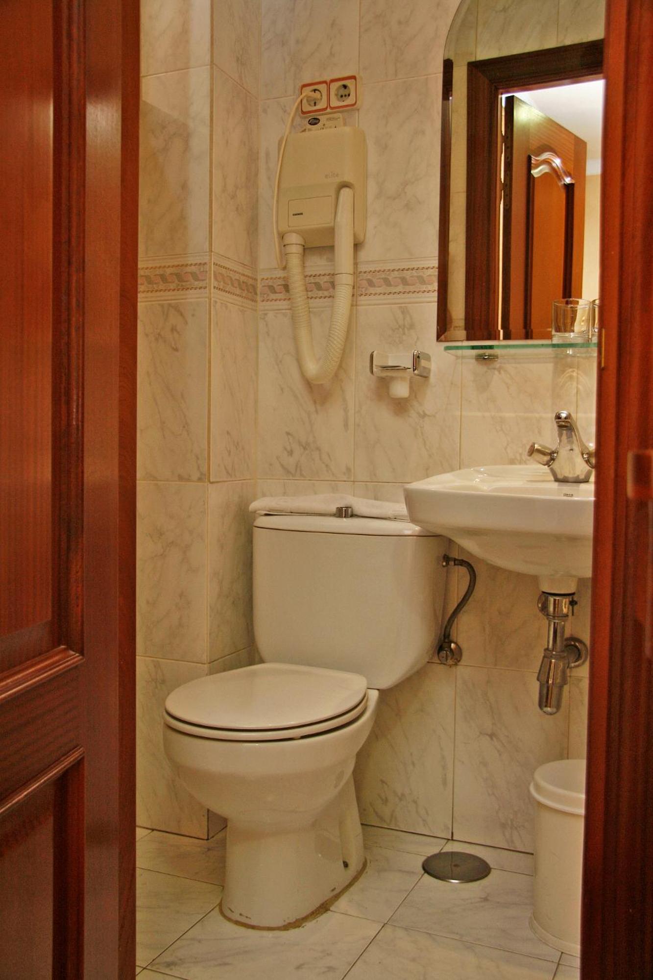 Hostal Victoria III Madrid Bagian luar foto