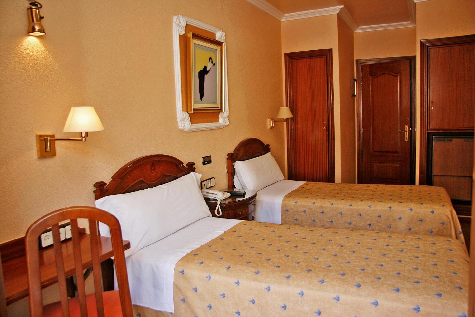 Hostal Victoria III Madrid Bagian luar foto