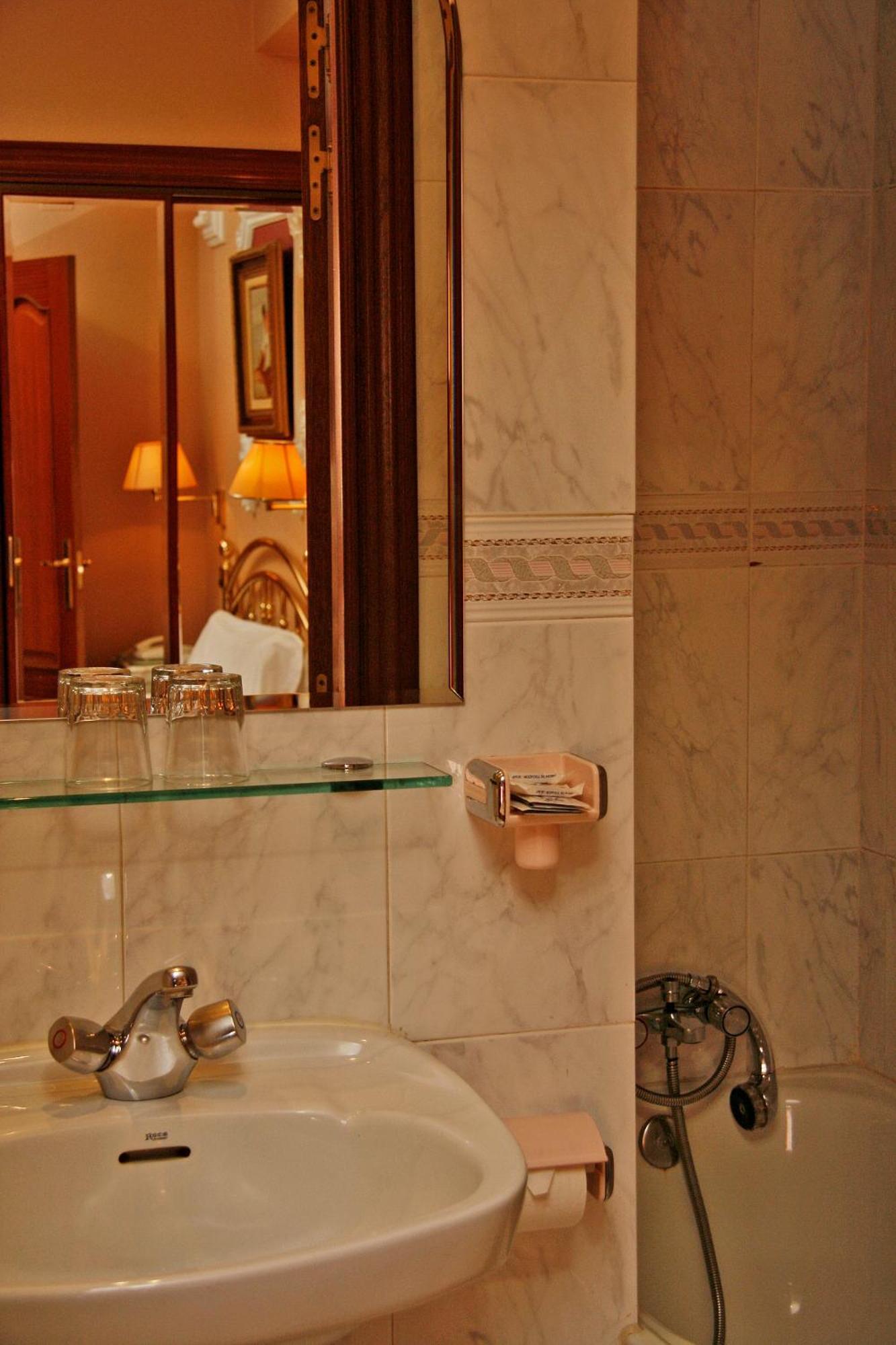 Hostal Victoria III Madrid Bagian luar foto