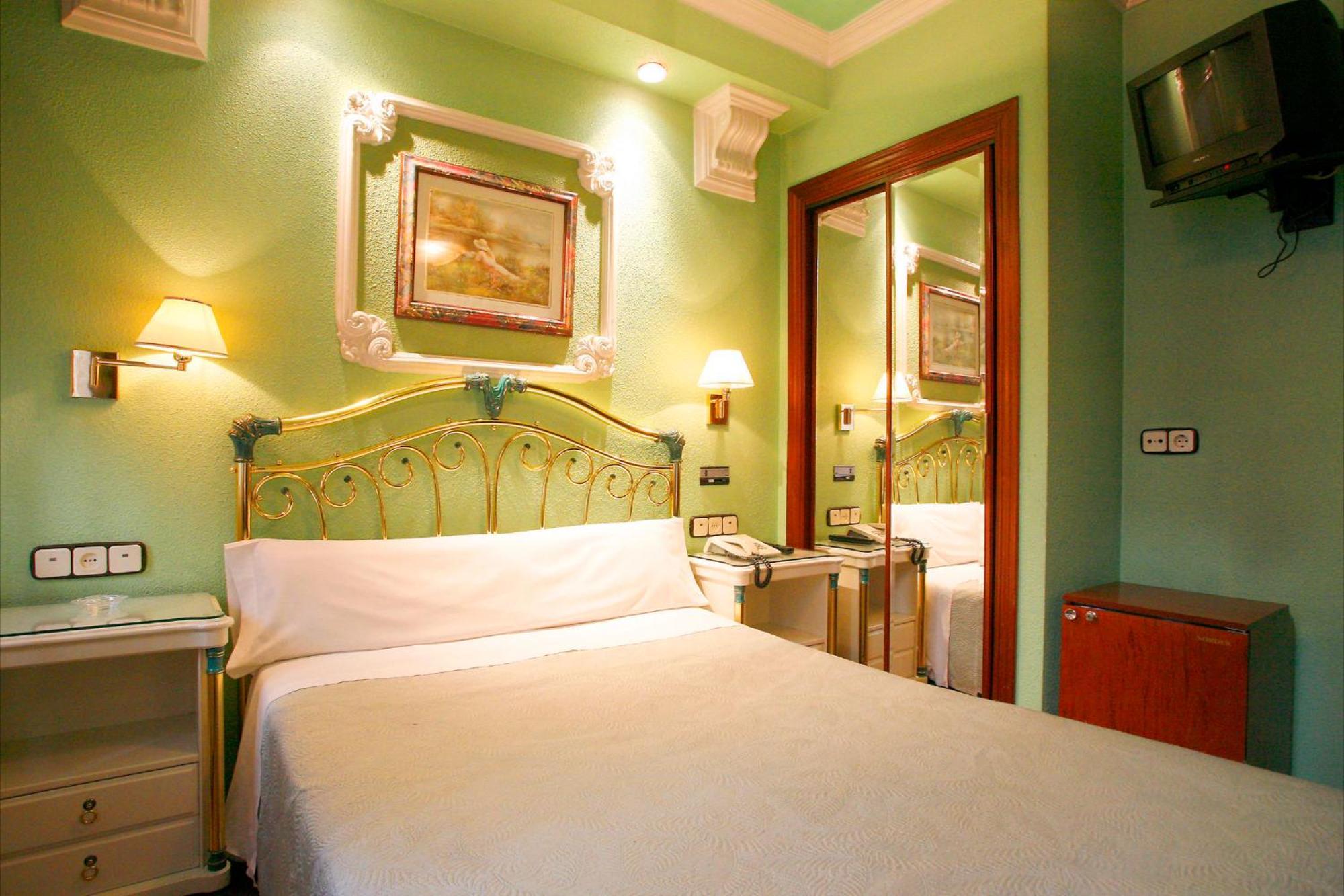 Hostal Victoria III Madrid Bagian luar foto