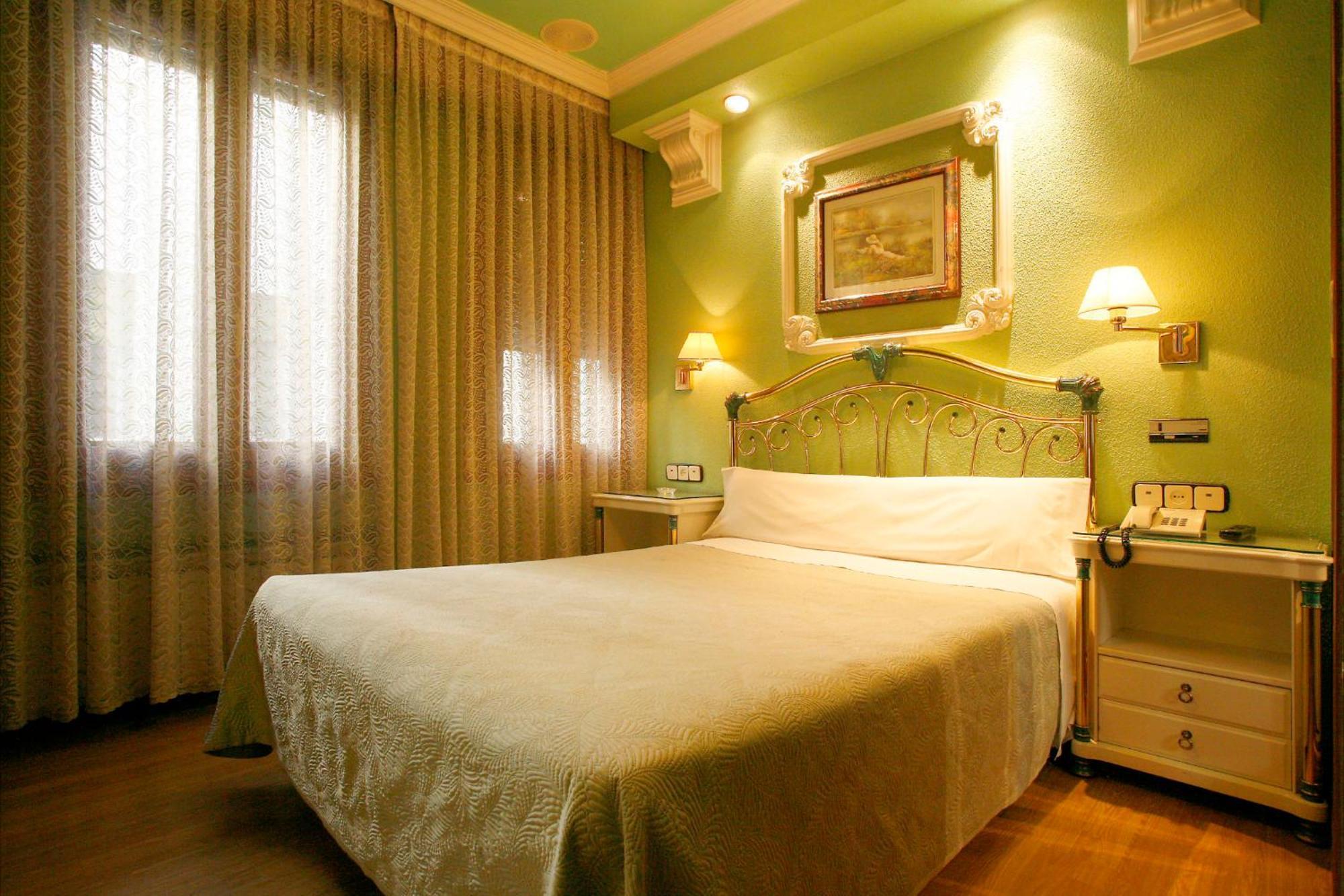 Hostal Victoria III Madrid Bagian luar foto