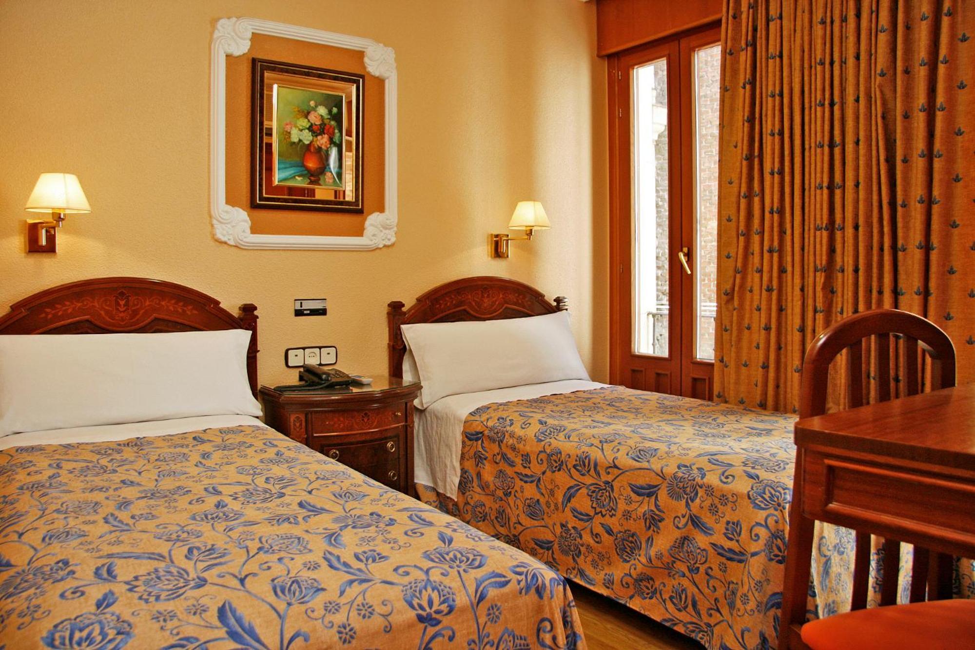 Hostal Victoria III Madrid Bagian luar foto