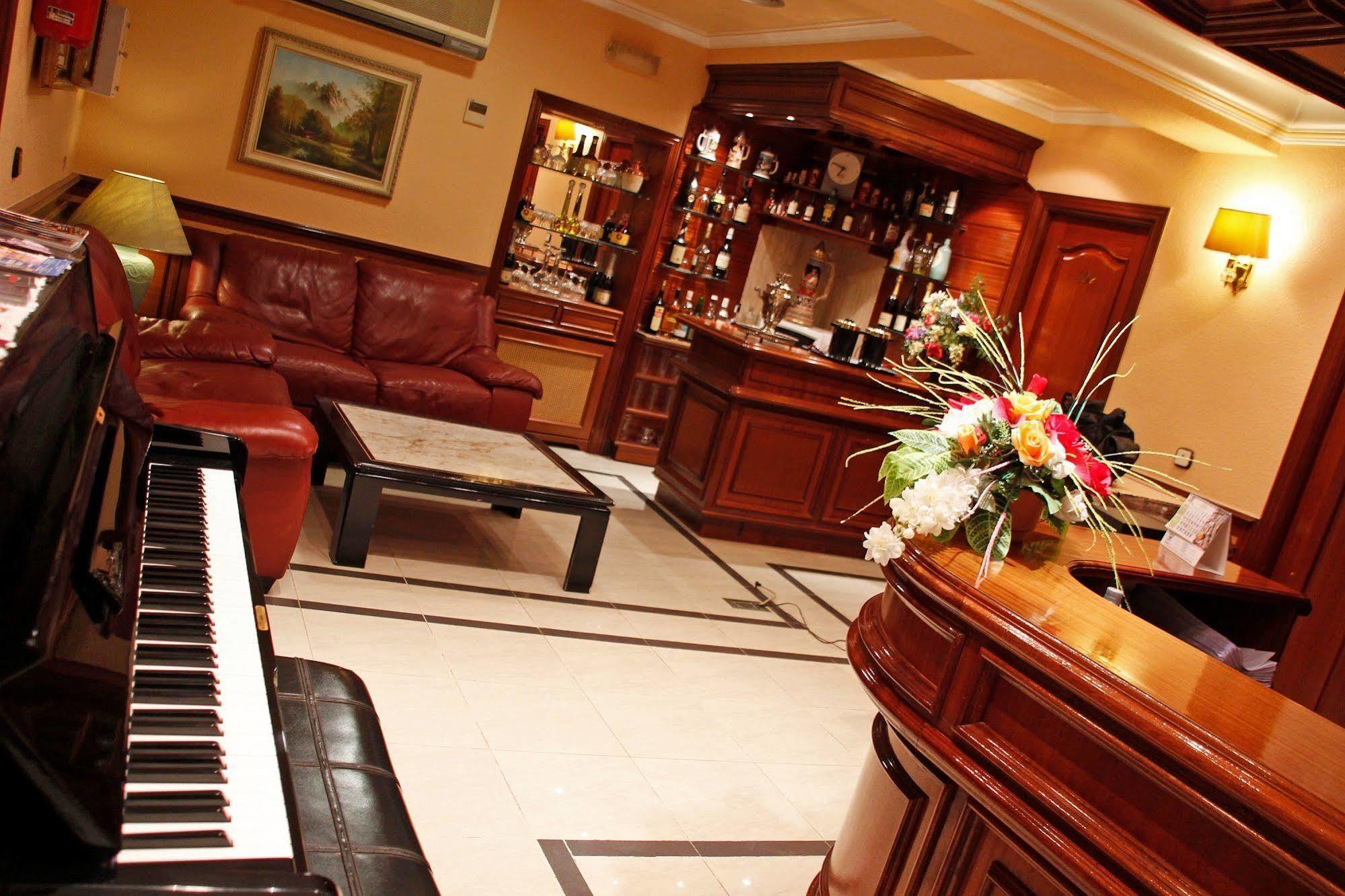 Hostal Victoria III Madrid Bagian luar foto