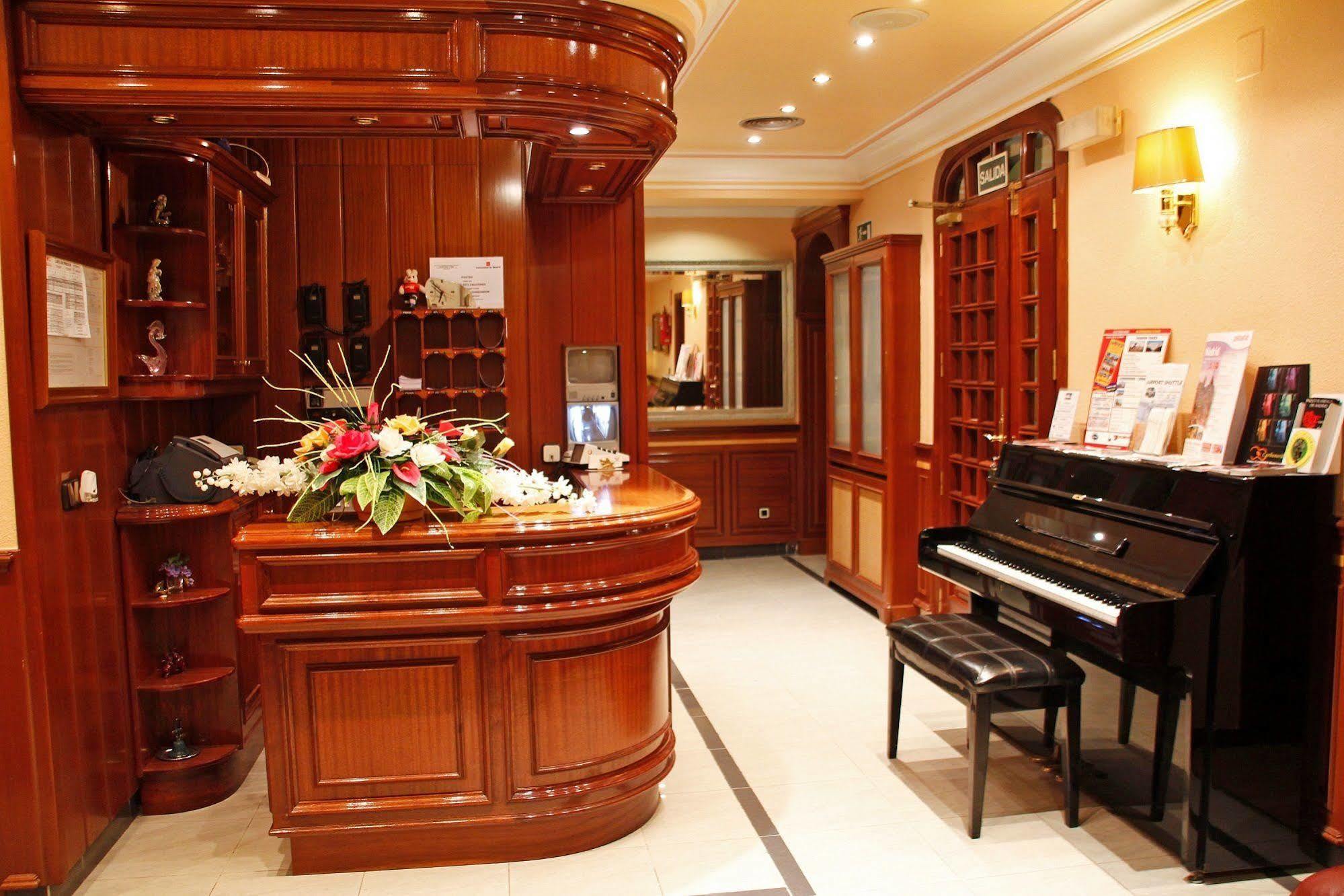 Hostal Victoria III Madrid Bagian luar foto