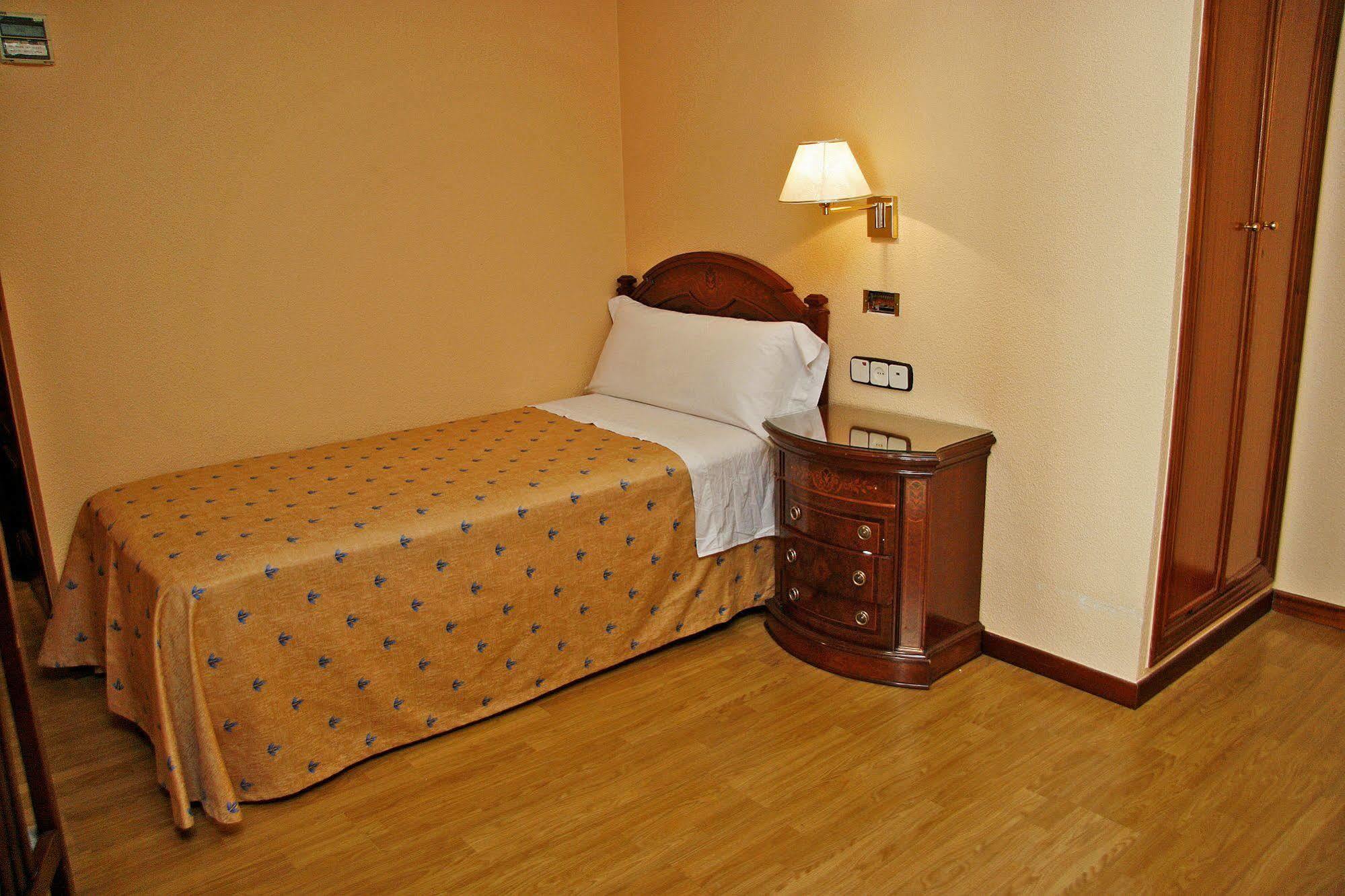 Hostal Victoria III Madrid Bagian luar foto