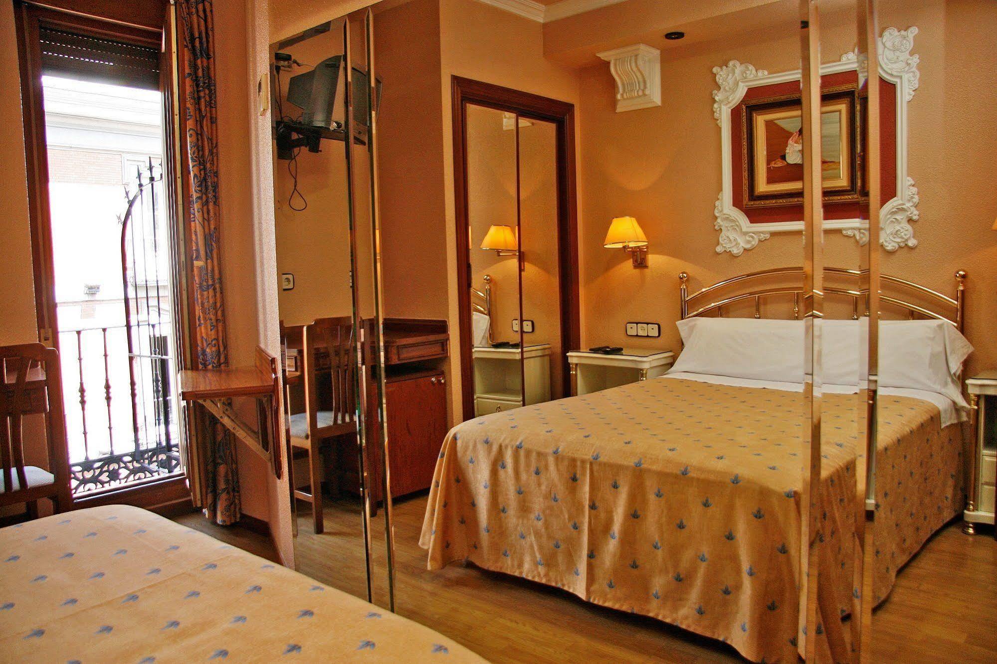 Hostal Victoria III Madrid Bagian luar foto
