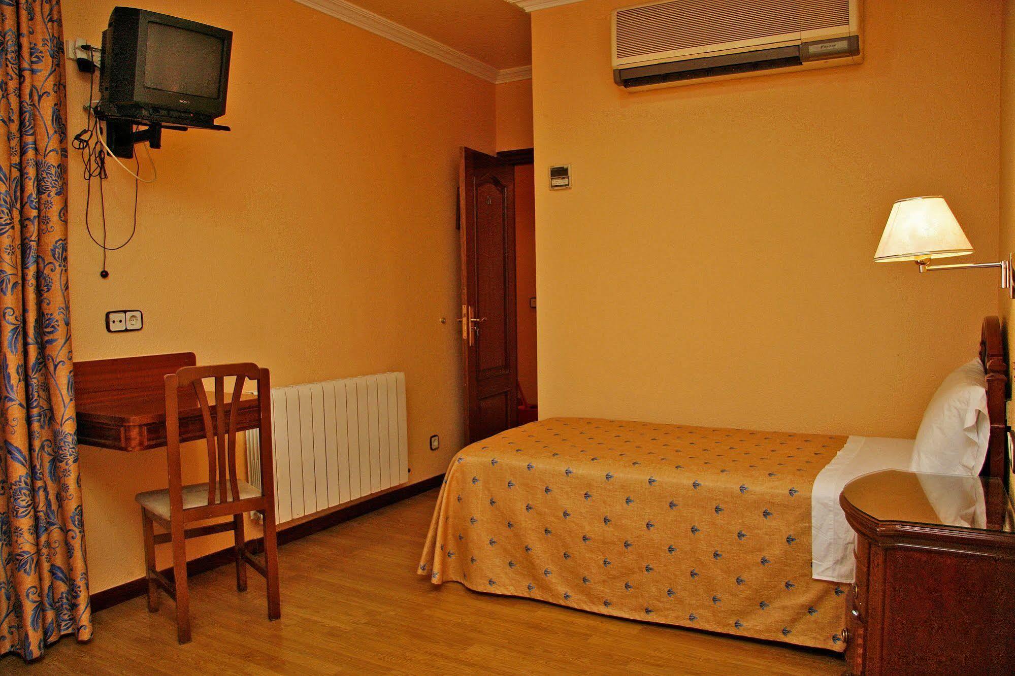 Hostal Victoria III Madrid Bagian luar foto