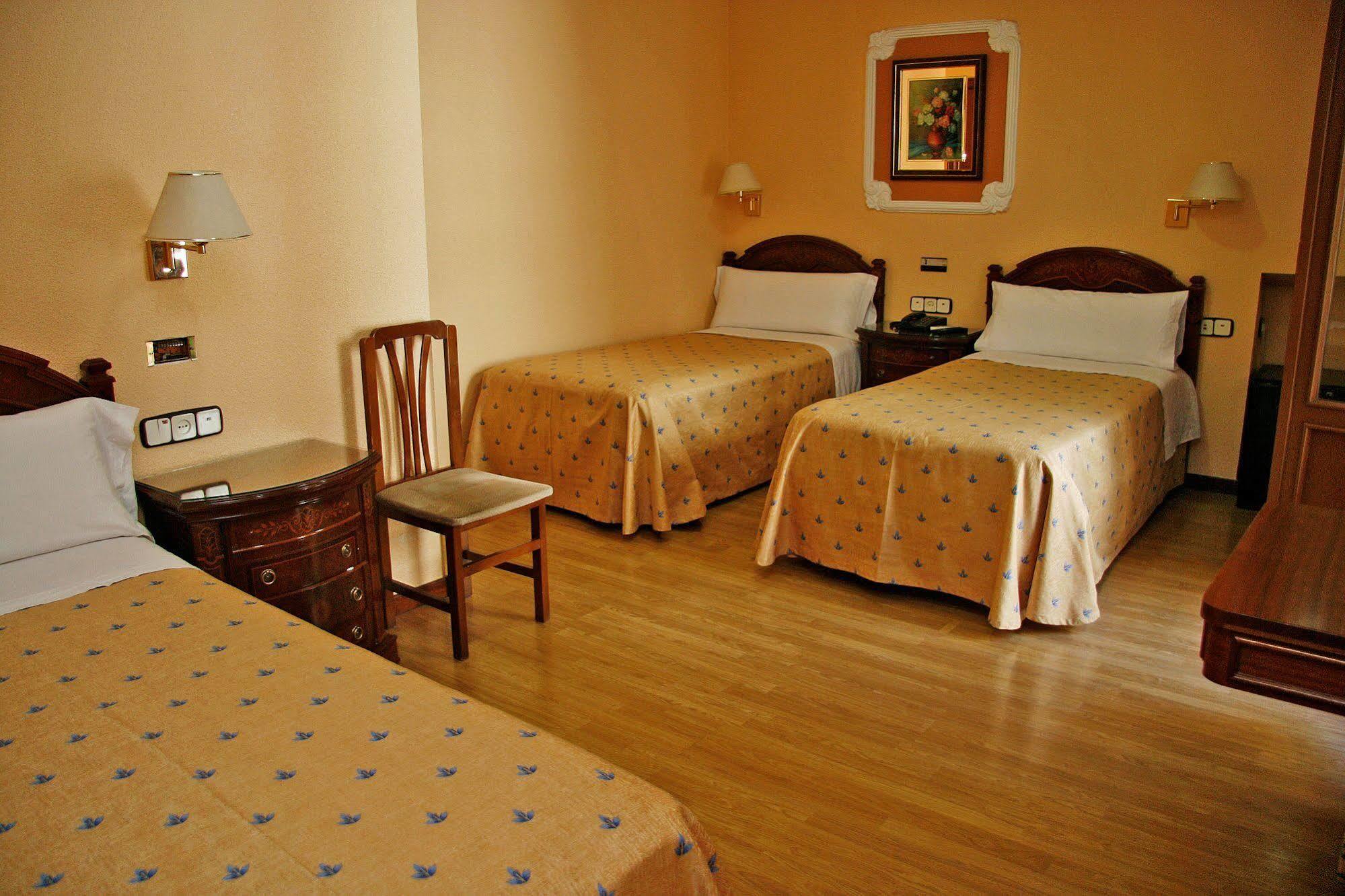 Hostal Victoria III Madrid Bagian luar foto
