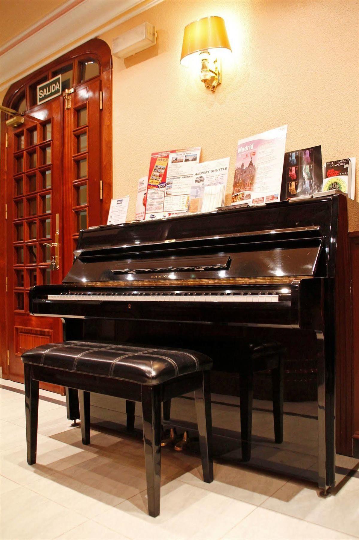 Hostal Victoria III Madrid Bagian luar foto